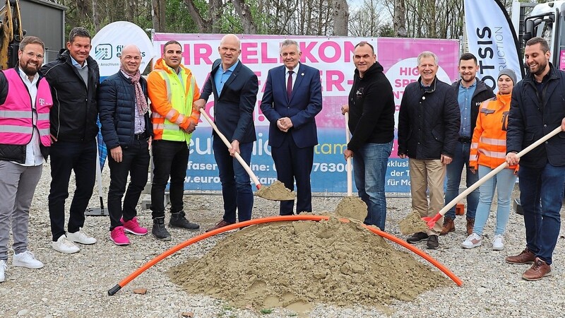 Symbolischer Spatenstich für den Glasfaserausbau in Moosburg: In Gegenwart von Bürgermeister Josef Dollinger (Mitte) und seinem Stellvertreter Georg Hadersdorfer (4.v.r.) sowie Mitarbeitern von Telekom, städtischem Bauamt und der Baufirma Fiber Experts nahmen Telekom-Regionalmanager Harald Jungmeier (5.v.r.) und der Moosburger Telekom-Partner Klaus Stampfl (5.v.l.) die Schaufel in die Hand.