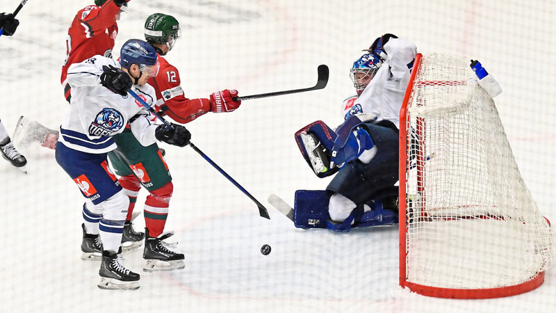 Der wieder starke Florian Bugl im Straubinger Tor hält, was es im Achtelfinal-Hinspiel der Tigers am Dienstag bei Frölunda Göteborg zu halten gibt. Insgesamt viermal ist aber auch der Straubinger Goalie machtlos - etwa hier beim 0:3 durch Frölundas Joel Lundqvist.