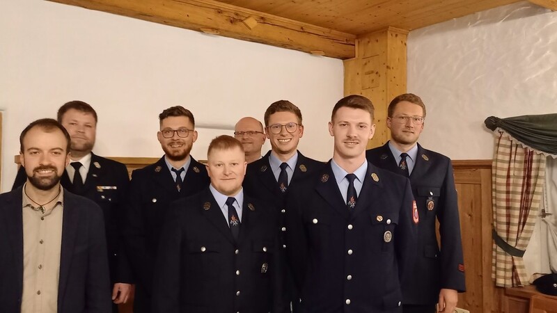 Das neue Kommando der Feuerwehr: Bürgermeister Sebastian Stanglmeier und KBM Matthias Wagner mit Quirin Nirschl, Markus Finsterhölzl, Christian Fischer, Tobias Seehann, Roman Maier und Andreas Seehann.