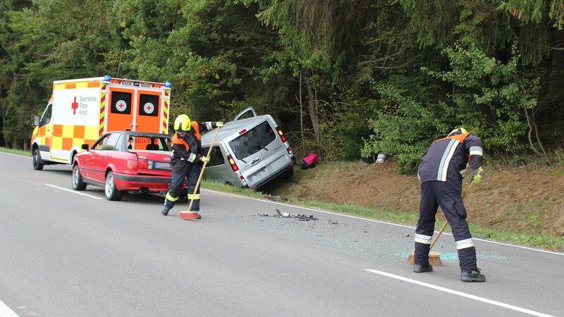 Die Feuerwehr säuberte nach dem Unfall die Straße.