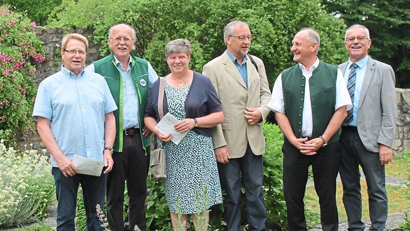 Die Ehrengäste bei der Eröffnung: 2. Bürgermeister Heinz Uekermann, OGV-Vorsitzender Sepp Simmel, Andrea Völkl vom OGV-Kreisverband, Gartenfachberater Hans Niedernhuber und Bürgermeister Heinrich Stenzel (von links).