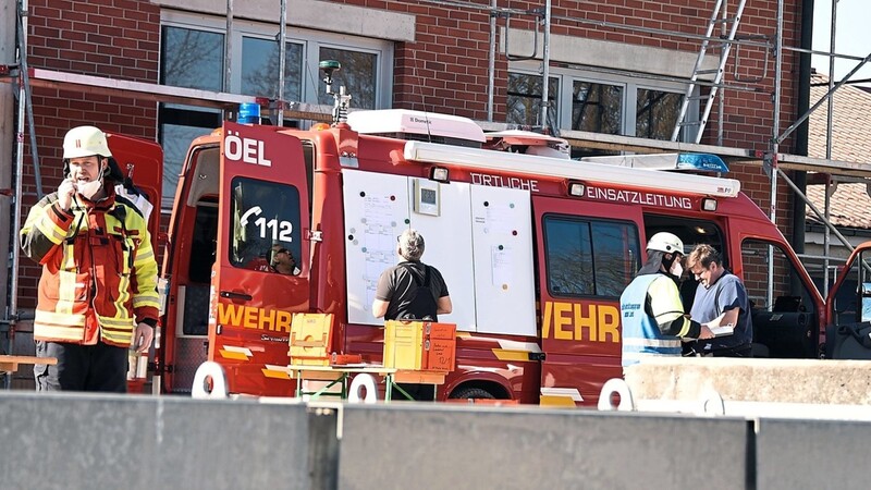 Regelmäßig beriet die Einsatzleitung über das weitere Vorgehen.