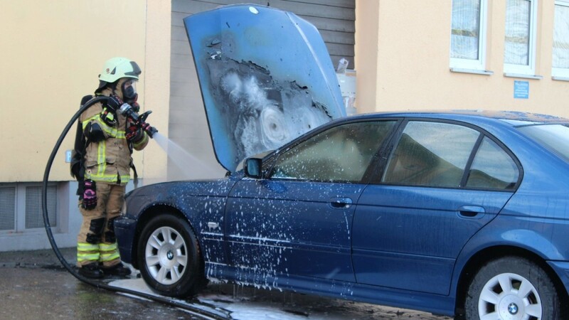 Ein Auto stand plötzlich in Flammen.