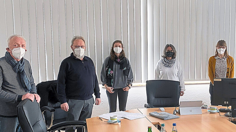 Erwin Ungewitter und Ludwig Kunert (Goldbach-Museumsverein), Dr. Cindy Drexl (Museumsfachberaterin Bezirk Niederbayern), Gymnasiallehrerin Anja Klein, Julia Maier (Landratsamt Landshut) und Gerhard Friedrich (Museumsverein).