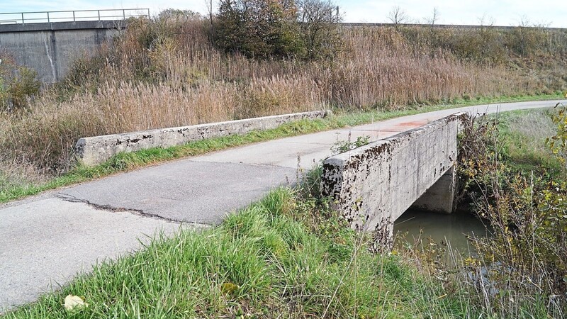 Die Binabrücke in Hilling wird im kommenden Jahr erneuert. Das Stahlbetonbauwerk wird durch ein breiteres und tragfähigeres ersetzt: Die Acht-Tonnen-Brücke weicht einer Brücke, die auf 60 Tonnen ausgelegt ist.