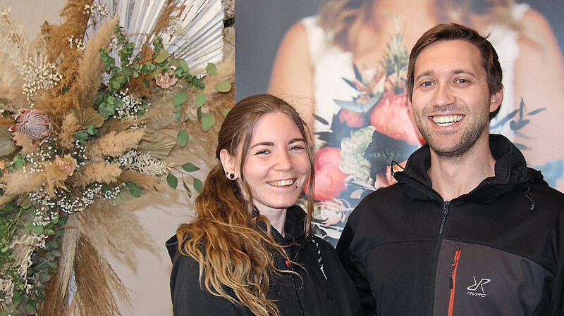 Simon Kuglmeier und Ella Burdzik-Kuglmeier haben auf der Hochzeitsmesse ihre Traurednerin kennengelernt.