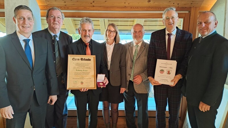 Strahlten bei der Übergabe: Vizebürgermeister Erich Weigl (von links), Ehrenbürger Alois Nöstler, Bürgermeister a.D. Ludwig Reger, Partnerin Edith Kraus, Bürgermeister Josef Balber, dritter Bürgermeister Karl Heinz Hofmann und Ex-Vizebürgermeister Christian Haan.