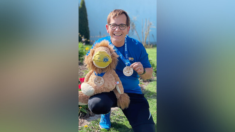 Wissenschaftsminister Bernd Sibler war dem Profisportler Marcel Brandt beim Lions-Gäubodenlauf zeittechnisch dicht auf den Fersen. Straubings Lions-Präsident Gerald Murrer wurde beim Walken von seiner Frau Martina und dem Familienhund Cleopatra unterstützt (von links).  Fotos: Gerald Murrer