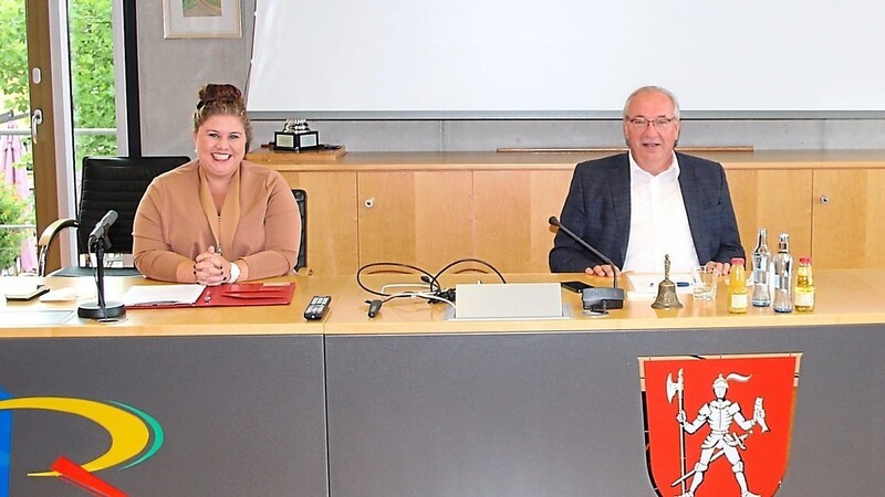 Rodings Bürgermeisterin Alexandra Riedl freut sich über die Aufrüstung mit Glasfaser in Roding, dank Vorarbeit des Landkreises mit Landrat Franz Löffler (Mitte). Rolf-Peter Scharfe (rechts), Abteilungsleiter Glasfaser Kooperationen bei Vodafone, kündigt ab Ende Oktober den Start der Informationskampagne für die Rodinger Bürger an.