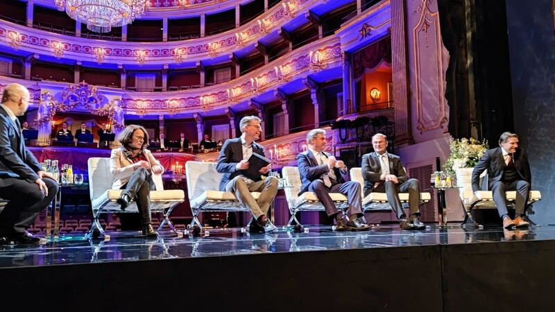 Sebastian Ritschel, Oberbürgermeisterin Gertrud Maltz-Schwarzfischer, Wissenschaftsminister Markus Blume, Ministerpräsident Markus Söder, Finanz- und Heimatminister Albert Füracker, und der kaufmännische Vorstand des Theaters, Matthias Schloderer, waren bei der Ernennung des Theaters Regensburg zum Staatstheater dabei.