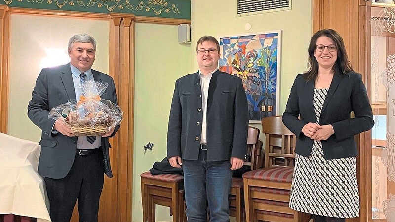 CSU-Ortsvorsitzender Stefan Baumgartner (Mi.) wurde wiedergewählt. Mit im Bild MdB Martina Englhardt-Kopf und Karl Holmeier, der ein Präsent als Dank für seine geleistete Arbeit erhielt.