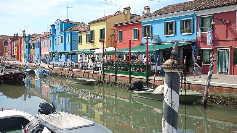 In Burano kann man entlang des Kanals flanieren.