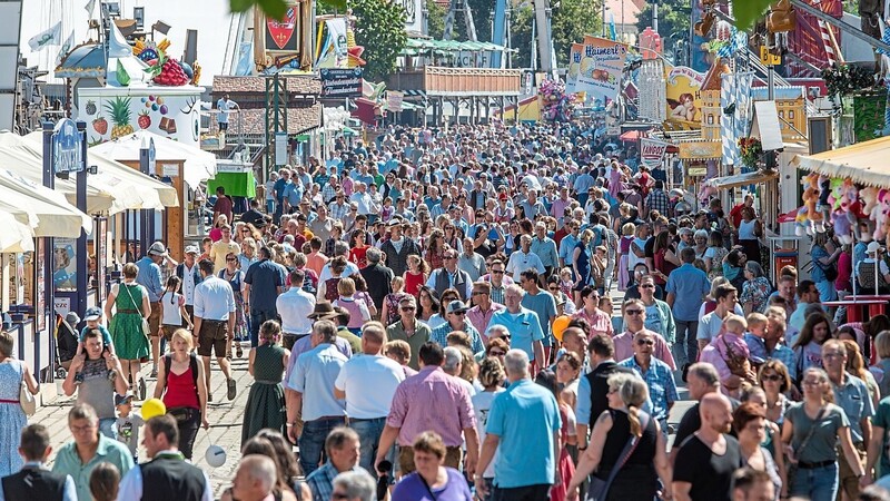 Zahlreiche Besucher gehen über das Gelände des Gäubodenvolksfestes. Ungefähr 1,4 Millionen Menschen kommen jährlich zu diesem Fest.