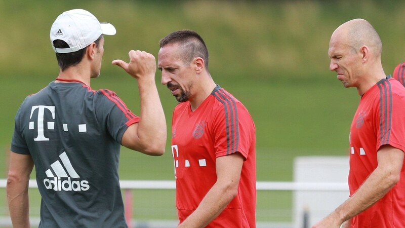 Arjen Robben (re.) und Franck Ribéry (M.) werden am Samstag wohl zunächst auf der Bank Platz nehmen müssen.