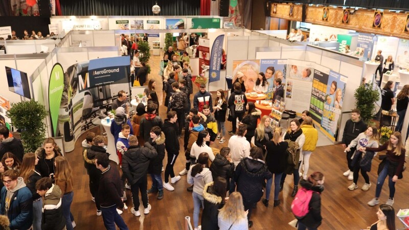 Das Interesse am Karrieretag war groß: Viele Schüler strömten am Freitagmorgen in die Stadthalle. Am Nachmittag besuchten Fachkräfte die Messe.