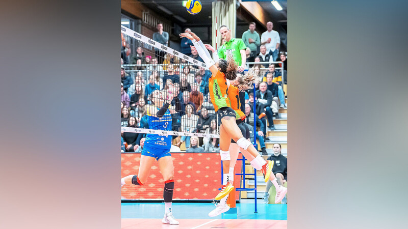 Von Satz zu Satz können sich die NawaRo-Girls (r.) gegen Schwerin steigern, aber eine Gewinnchance gegen die Mecklenburgerinnen hatten die Straubinger Volleyballerinnen nicht.  Foto: fotostyle-schindler.de