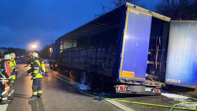 Lkw-Brand am frühen Freitagmorgen auf der Autobahn A93 bei Pentling im Landkreis Regensburg.