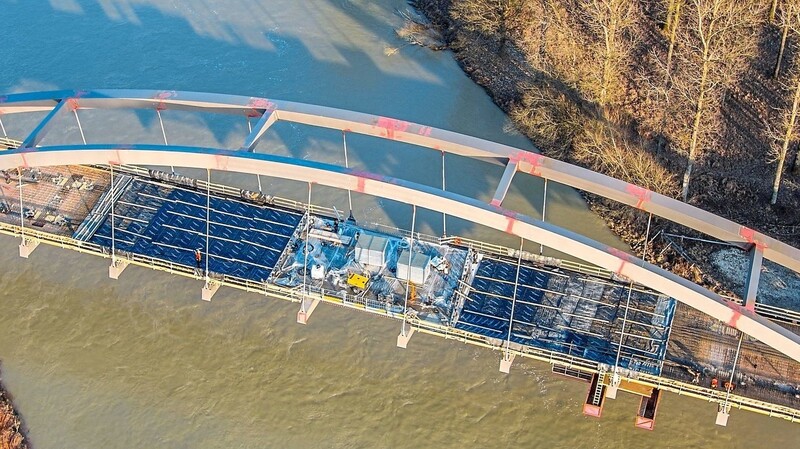 Die Arbeiten auf der Brücke laufen auf Hochtouren.