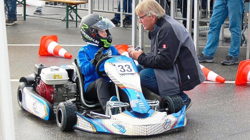 Jonas Ostermeier in seinem Kart mit Betreuer Josef Reißmeier.