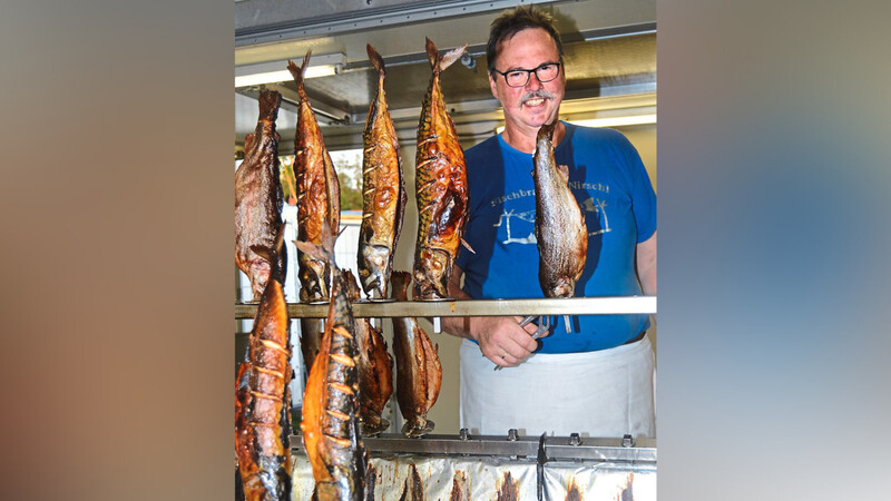 Der Stand mit den Steckerlfischen gehört fest zum Geisenhausener Volksfest (Bild links) - Immer im Zentrum des jugendlichen Interesses und im Mittelpunkt des Volksfestplatzes steht der Autoscooter-Betrieb der Familie Schneider.