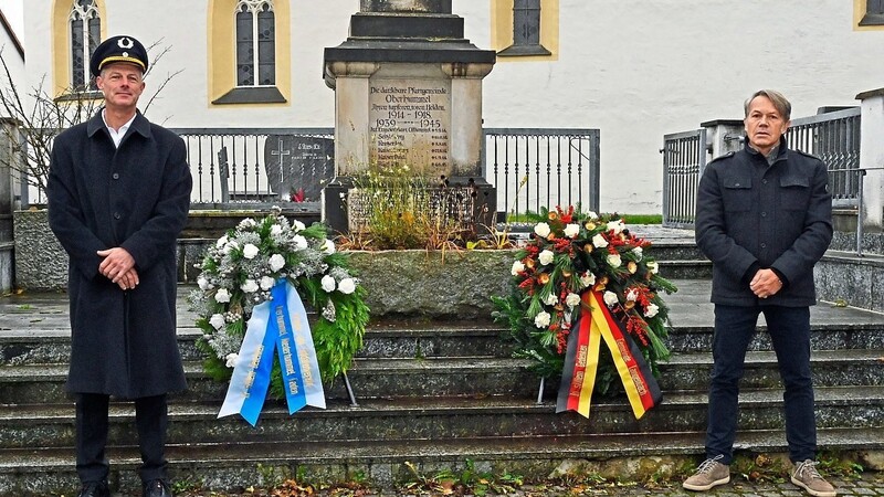 Nur aus wenigen Worten von Vizebürgermeister Dr. Rudolf Götz (r.) und der Kranzniederlegung durch Götz und den Vorsitzenden des Krieger- und Soldatenvereins Hummel/Gaden, Magnus von Terzi, bestand heuer die Gedenkfeier anlässlich des Volkstrauertages vor dem Kriegerdenkmal.