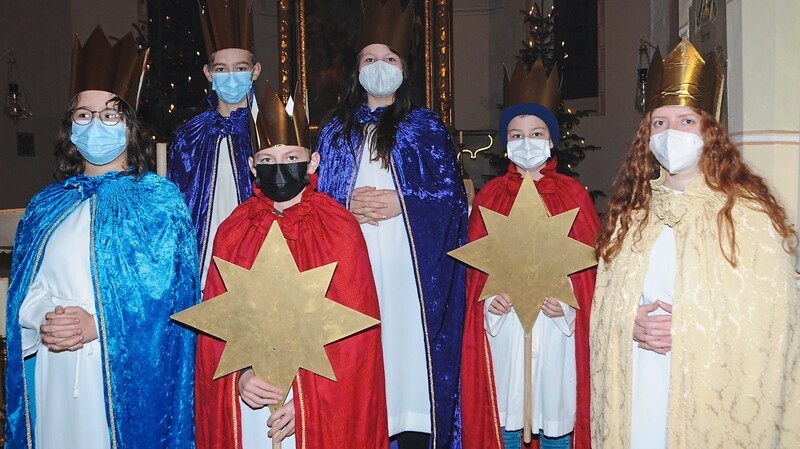 Die Sternsinger wünschen Gottes Segen und bitten für eine Spende für Kinder in Not.