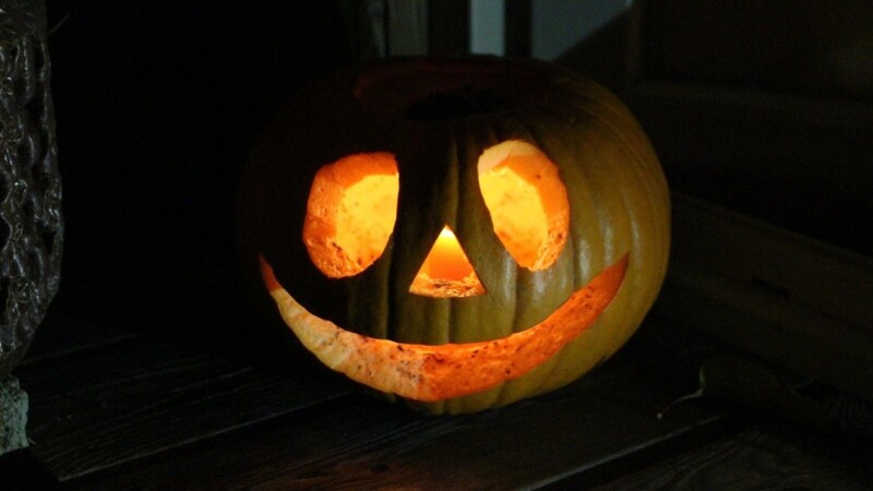 Insgesamt verzeichnete die Polizei in Niederbayern über Nacht 71 Einsätze, die konkret mit Halloween in Verbindung standen. Ein Drittel davon alleine schon in Niederbayerns einwohnerreichsten Stadt, Landshut. (Symbolbild)