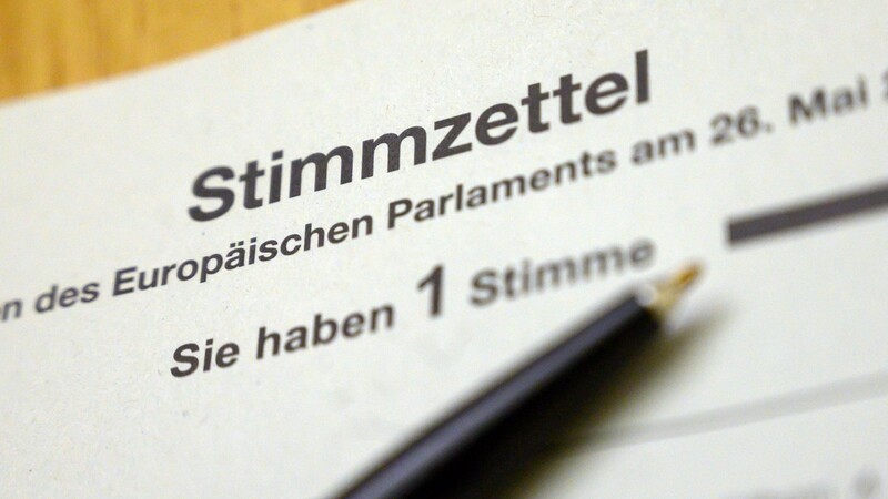 40 Parteien und Gruppierungen treten bei der Europawahl an. Deshalb ist der Stimmzettel auch gut 80 Zentimeter lang. Der Wähler hat die Qual der Wahl und darf nur ein Kreuz machen.