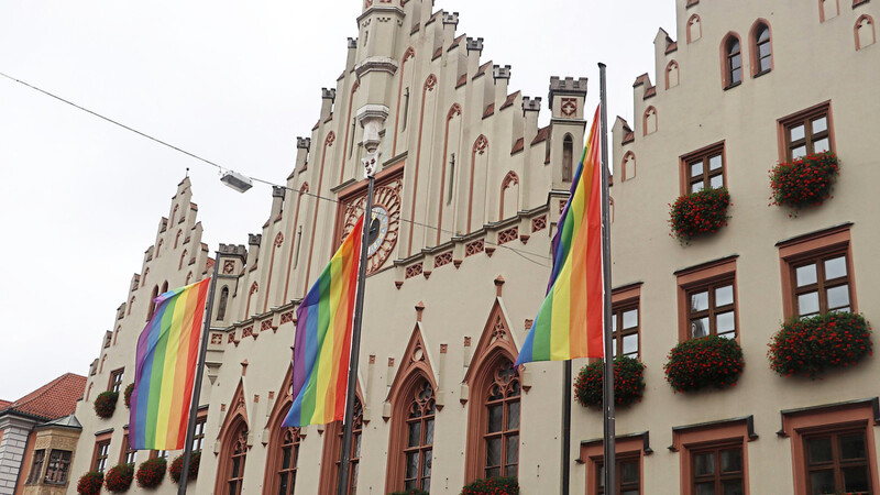 Vor dem Landshuter Rathaus weisen Regenbogenflaggen auf den 4. Landshuter CSD hin, der am Samnstag um 13 Uhr auf der Mühleninsel beginnt.