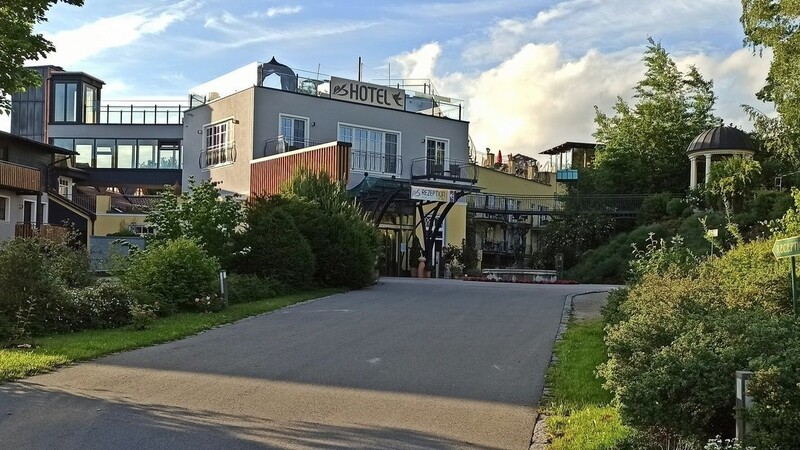 Im Hotel Birkenhof darf der Aufenthaltsraum erweitert werden, ebenso wurde eine Aufstockung im Bereich des Turms genehmigt.