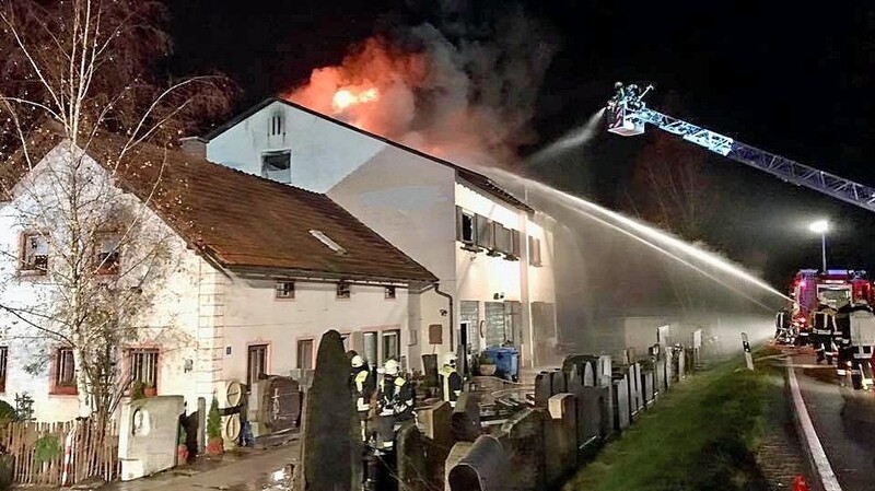 Die Flammen wurden auch durch Einsatzkräfte auf der Drehleiter bekämpft.