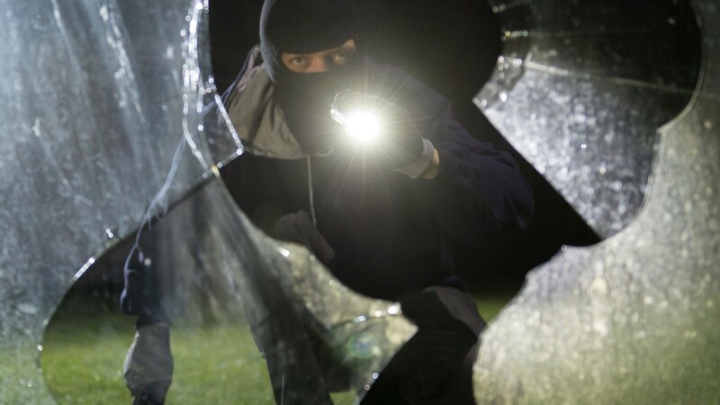 Unbekannte sollen einen Betrieb in Miltach bestohlen haben. Die Polizei sucht Zeugen. (Symbolbild)