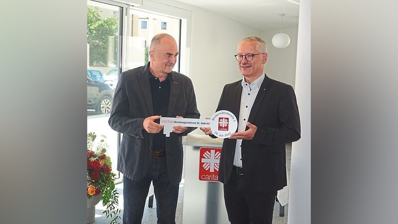 Architekt Joachim Peithner (l.) bei der symbolischen Schlüsselübergabe an Caritas-Direktor Michael Weißmann.