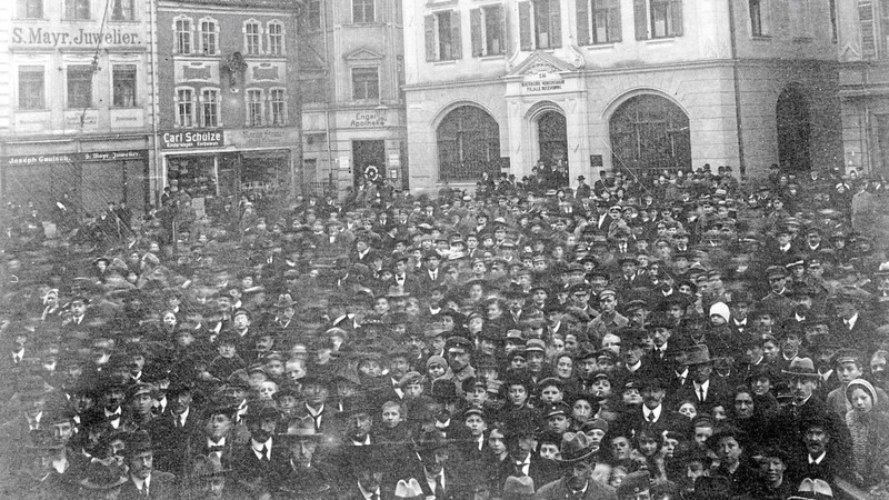 Medial wurde die Spanische Grippe in Deutschland wenig dokumentiert. Man wollte die Bevölkerung nach dem Krieg nicht zusätzlich verunsichern. Auf dem Foto ist die Menschenmenge in Regensburg nach der Ermordung von Ministerpräsident Kurt Eisner am 24. Februar 1919 zu sehen. Ohne Abstand, ohne Masken - während einer starken Ansteckungswelle.