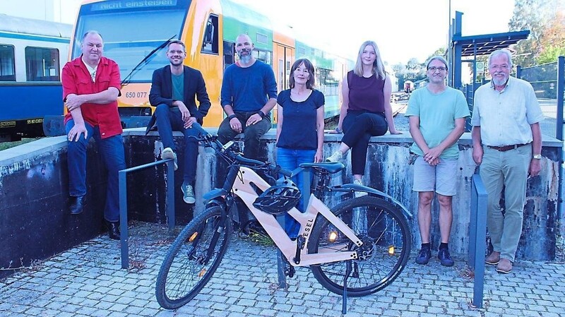 Bahn und Fahrrad mehr nutzen: Erhard Grundl (v.li.), Thomas von Sarnowski, Gerd Winklbauer, Eva Bauernfeind, Teresa Raith, Martin Lippl und Wolfgang Schlüter diskutierten über den öffentlichen Nahverkehr.