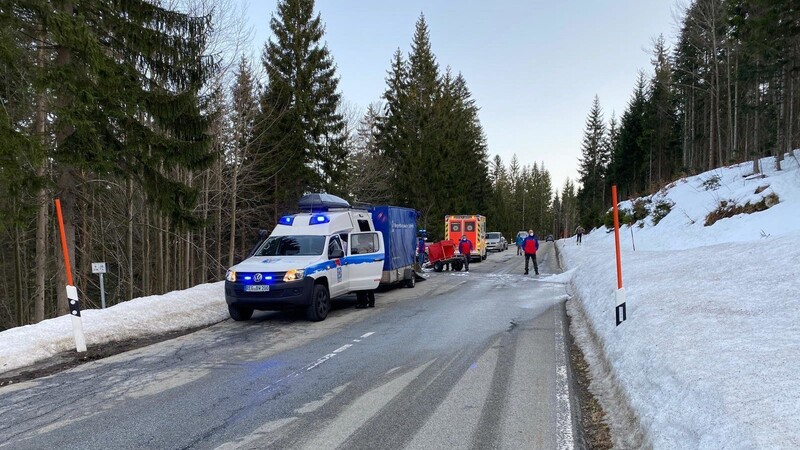 An der Arberseestraße übergaben die Arnbrucker Bergwachtler die zwei unterkühlten Wanderinnen an den Rettungsdienst.