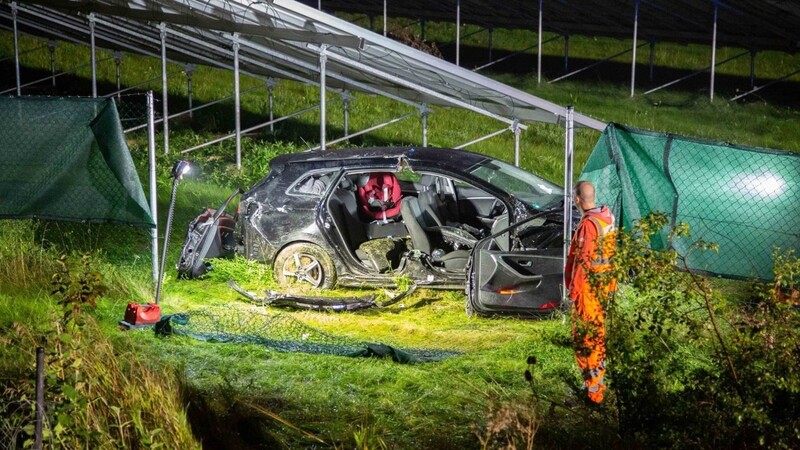 Aufgrund Aquaplaning kam eine vierköpfige Familie in der Nacht auf Samstag auf der Autobahn A92 bei Wallersdorf von der Fahrbahn ab und landete in einer angrenzenden Wiese.