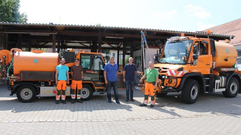 Die Mitarbeiter der Stadtgärtnerei kümmern sich zusammen mit Stadtgärtnereichef Jörg Bär (2.v.r.) um die Bewässerung der Stadt (v.l.): Otto Bengs, Lukas Beyerl, Stefan Müller und Alois Lehner