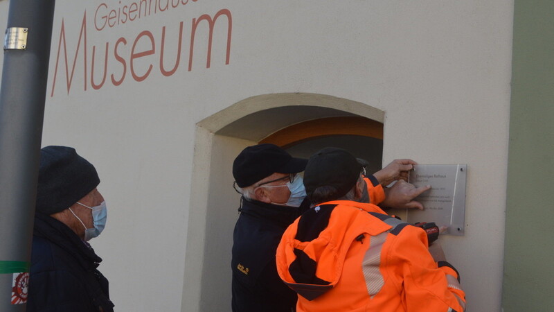 In gemeinsamer Arbeit wurden die neuen Hinweistafeln befestigt: Josef Seisenberger, Sebastian Schuder und Franz Strasser (von links).