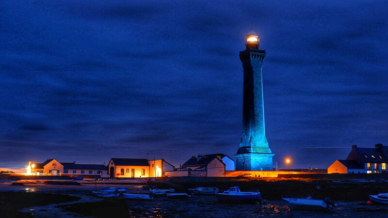 Der Leuchtturm Phare d'Eckmühl steht in der Partnergemeinde des Marktes Schierling in Penmarc'h an der bretonischen Atlantikküste.