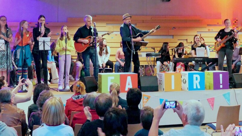 Die Bühne war voll beim Mitmachkonzert von Hubert Reml und Robert Pill mit den Schülerinnen der Ursulinen-Realschule sowie Lehrer Emmeram Strohmeier am Saxophon.