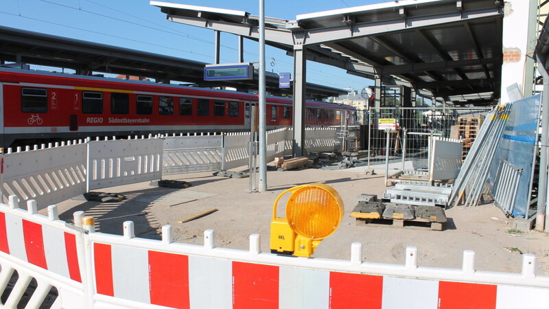 Der Hausbahnsteig sieht noch schwer nach Baustelle aus. Die Stahlbauer sind zurzeit am Werk.