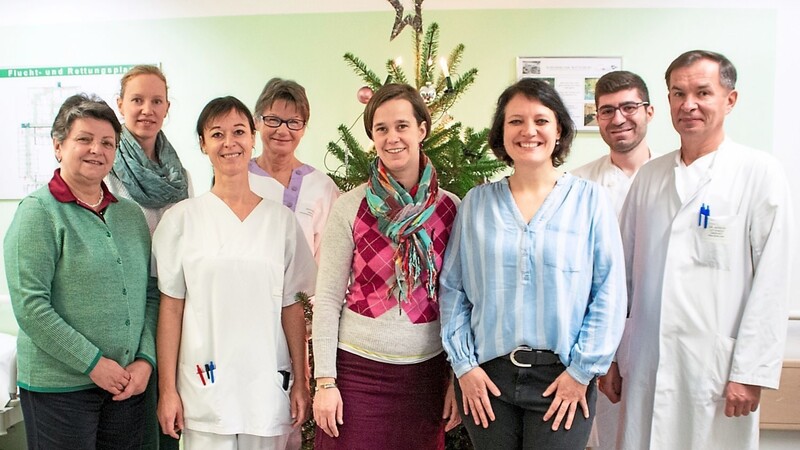 Die Hebammensprecherinnen Antonia von Soden (4.v.r.) und Sonja Danner (3.v.r.), Chefarzt Anatoly Abashin (r.) sowie das gesamte Team der Geburtshilfe Vilsbiburg freuen sich auf die Zusammenarbeit mit den werdenden Eltern.