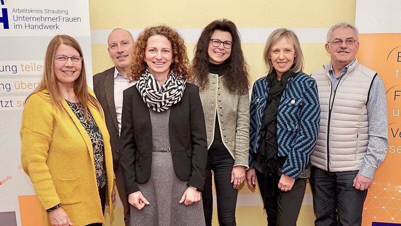 Eine engagierte Truppe - der Vorstand des Arbeitskreises der Unternehmerfrauen im Handwerk mit dem Kreishandwerksmeister der Kreishandwerkerschaft Erwin Reith (rechts), dem Kreisgeschäftsführer Stefan Griesbeck (2.v.l.) und den Vorstandsdamen (v.l.) Hannelore Vogl, Tatiana Rappl, Michéle Flor und der Vorsitzenden Heike Heinrich.