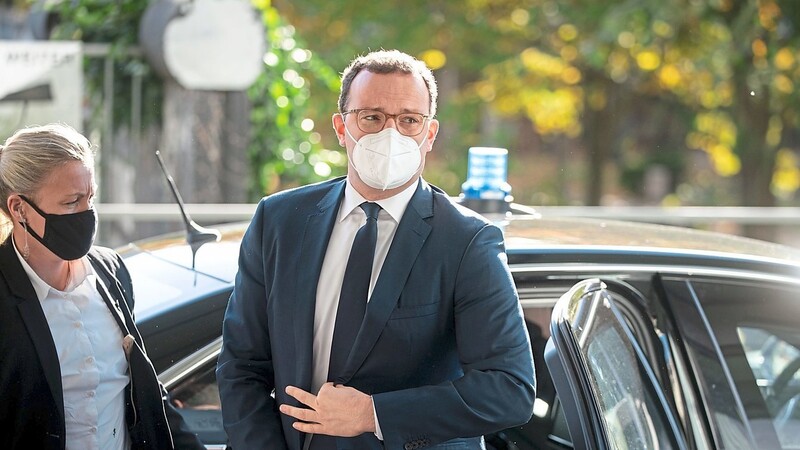 Bundesgesundheitsminister Jens Spahn auf dem Weg zur Bundespressekonferenz. Angesichts der zunehmenden Corona-Infektionen sollen Krankenhäuser und Testlabore vor bedrohlichen Engpässen bewahrt werden.