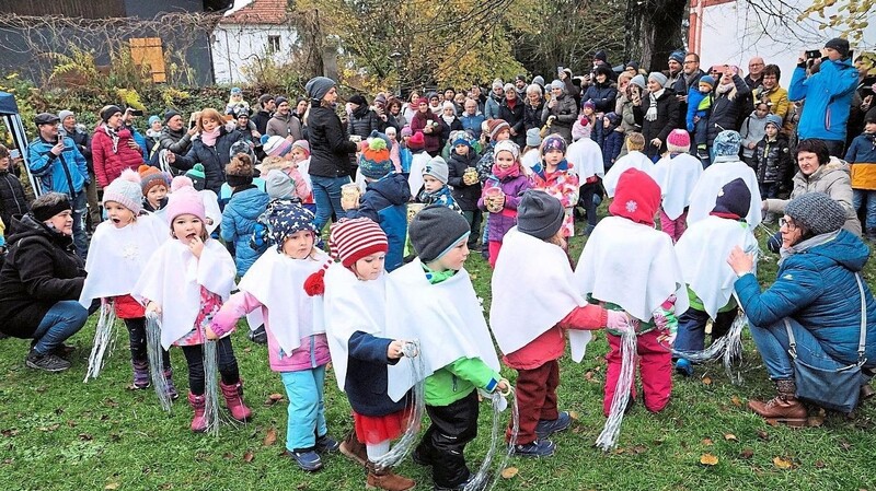 Die Kita-Kinder führten einen Lichterreigen auf.