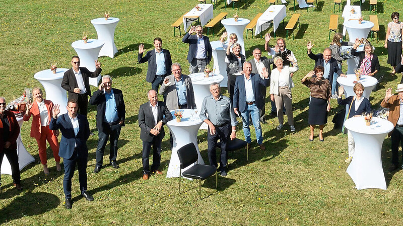 Die traditionelle Mitarbeiterehrung der Mediengruppe Straubinger Tagblatt/Landshuter Zeitung wurde coronabedingt ins Freie verlegt. Auf der Wiese vor der Druckerei am Aster Weg würdigten die Verlegerfamilie Balle sowie Ressort- und Abteilungsleiter ihre langjährigen Mitarbeiter.