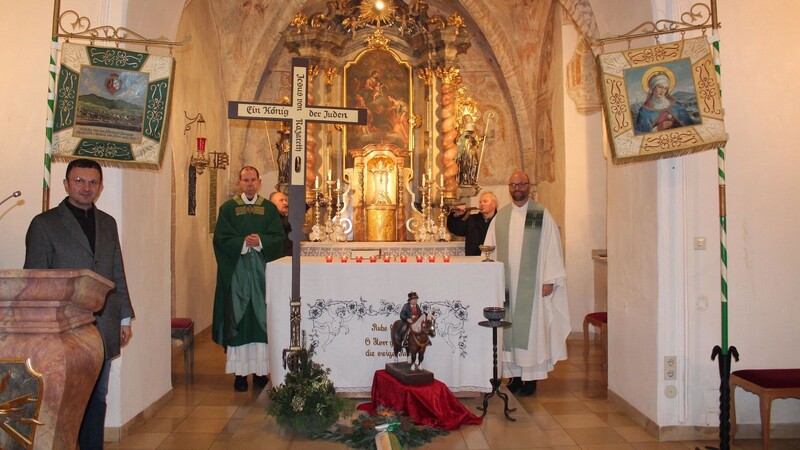 Bürgermeister Markus Hofmann (links) dankte den Geistlichen für die Abhaltung des Gedenkgottesdienstes und hob dabei auch die Bedeutung der Pfingsttradition hervor.