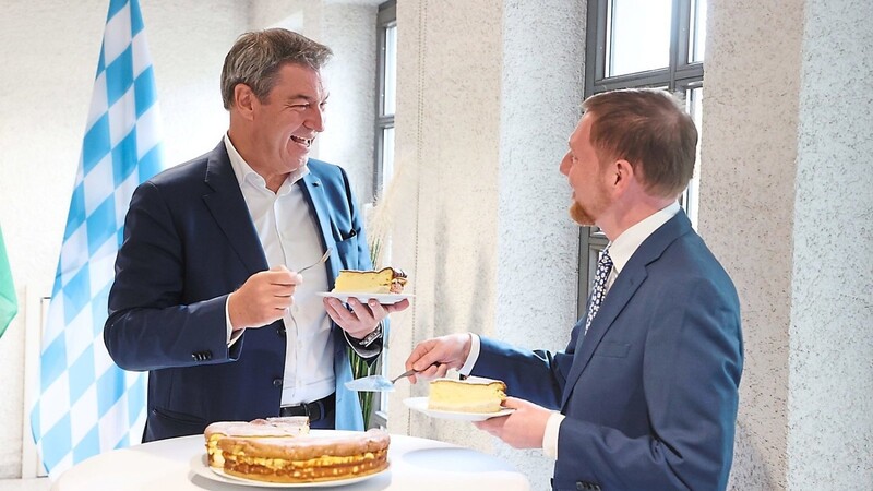 Vor der gemeinsamen Kabinettssitzung von Markus Söder (l.) und Michael Kretschmer gab es ein Stück sächsische Eierschecke.