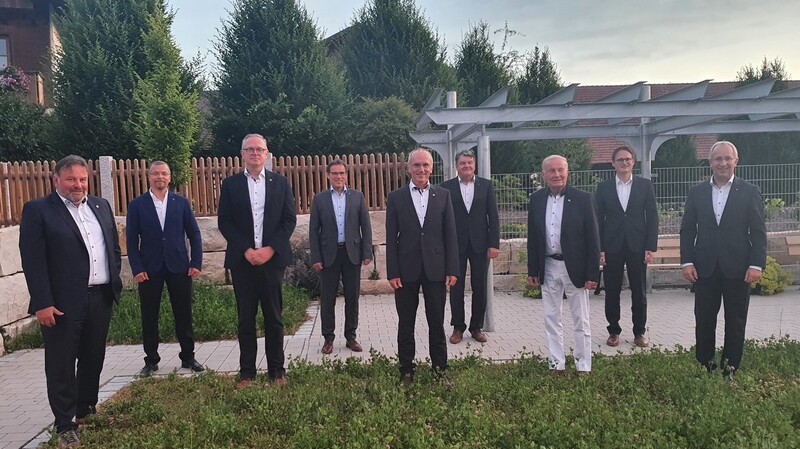 Die Verantwortlichen des Lions-Clubs Dingolfing-Landau: Rainer Spanfellner (von links), Dr. Anton Eisner, Präsident Stefan Kettl, Erwin Schmitt, Past-Präsident Prof. Dr. Michael Höschl, Rupert Niedermeier, Paul Harlander, Tobias Frey und Robert Elsberger.